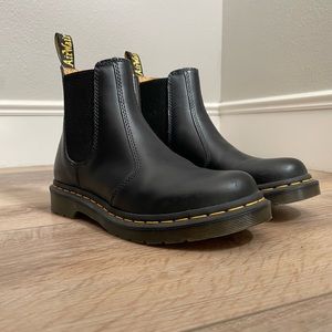 Women’s 8 black air wair 2976w slip on boots